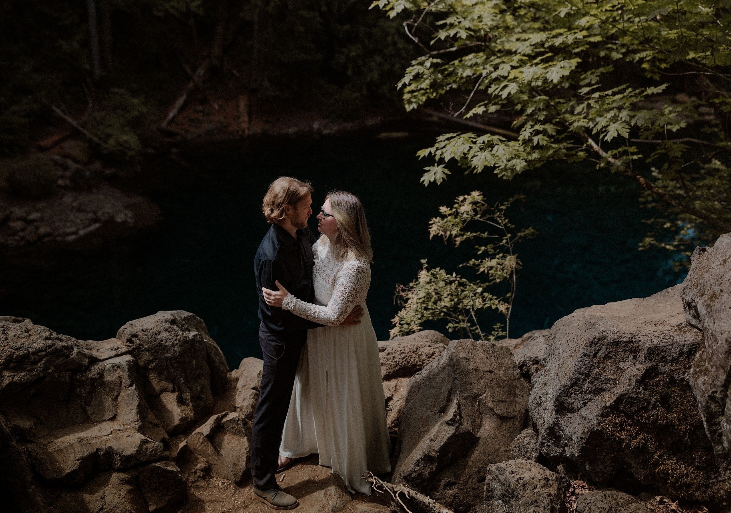 Moody micro wedding at the Blue Pool in Oregon in the forest