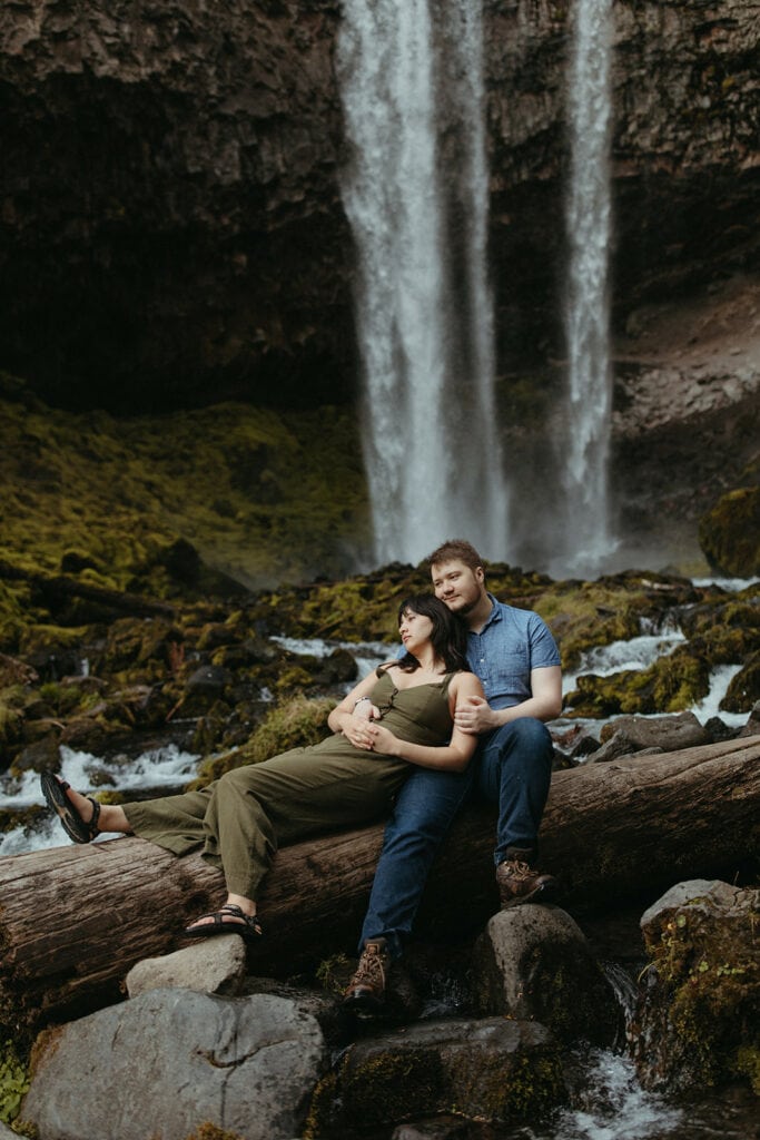 Oregon waterfall elopement couple